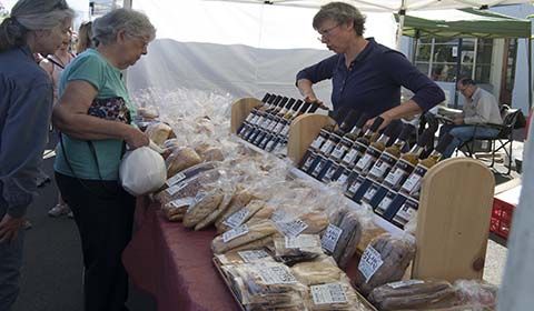 Community gathers for farmers market