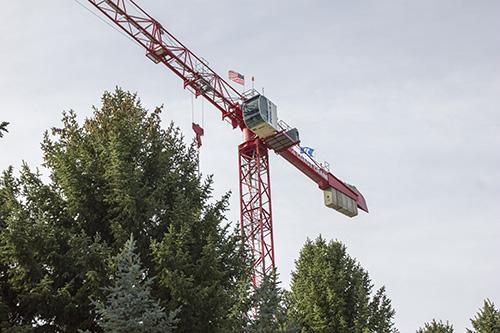 Central%E2%80%99s+crane+operator+works+with+a+view+on+Science+Phase+II