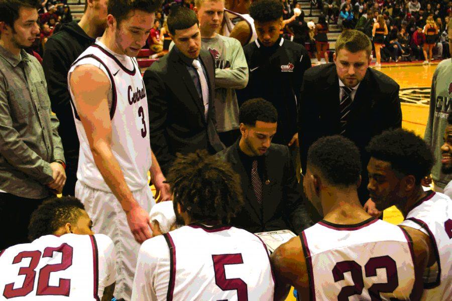 Drew Harris leads the huddle during a timeout.