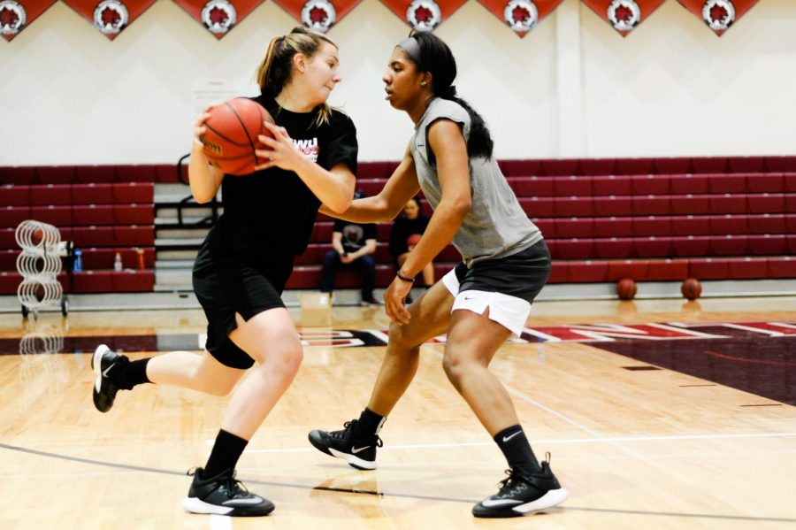 Joanna Richardson guards Sadie Mensing in a drill during practice.