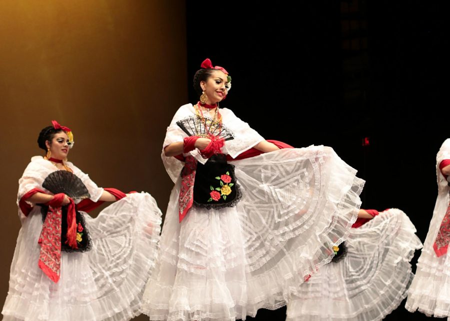 Los Bailadores Del Sol of Central Washington performing Veracruz Jarocho.