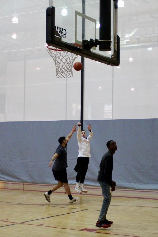 CWU students utilizing the SURC basketball courts. Spring basketball intramurals are heating up, and so is
the competiton.