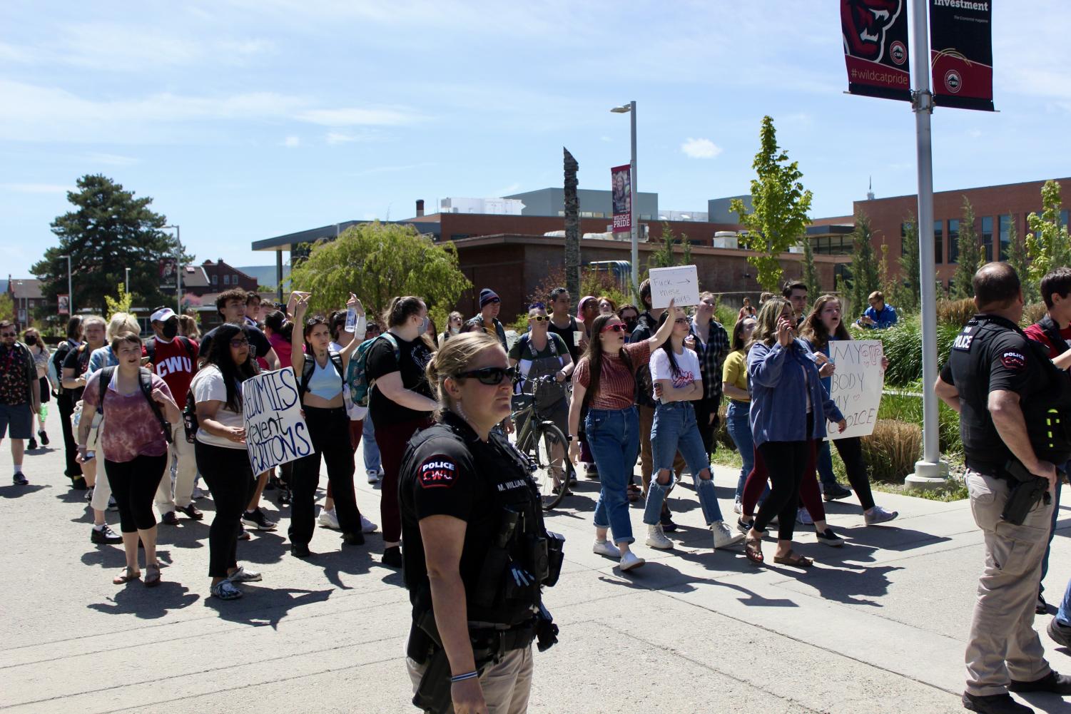 Anti-abortion+and+abortion-rights+protesters+gathered+in+opposition+on+campus