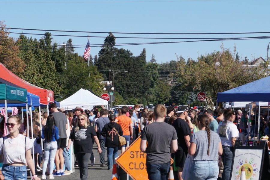Ellensburg locals walking through downtown during Bite of the Burg. Photo by Brevin Ross. 