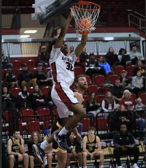 Harris throwing down lob pass from Williams. (Photo courtesy of Alistair Hennessey)